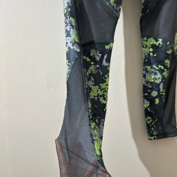 (NWT) Under Armour Gym Leggings & Sports Bra in Gray/Lime, Medium - Picture 15 of 16